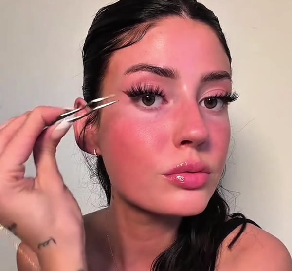 Cheerleader Lashes werden mit der Pinzette aufgesetzt