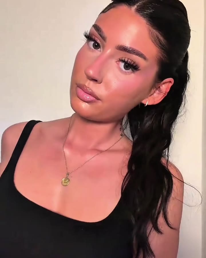 Model trägt die Cheerleader Lashes